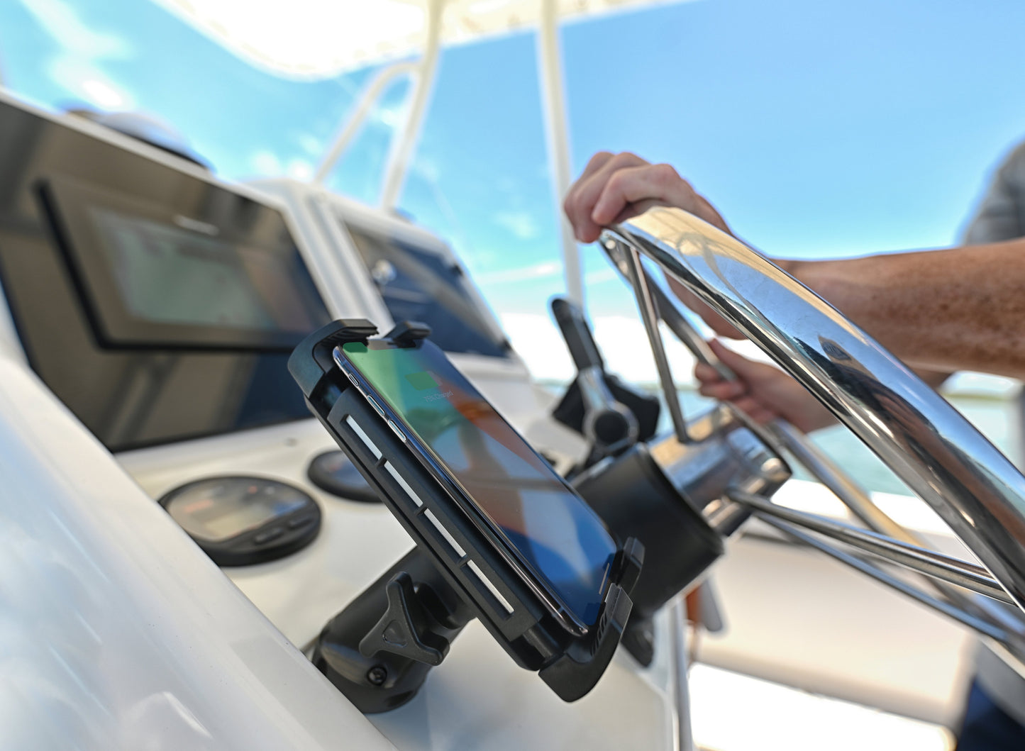 EDGE ADJUSTABLE 12V / 24V WATERPROOF WIRELESS PHONE CHARGING MOUNT