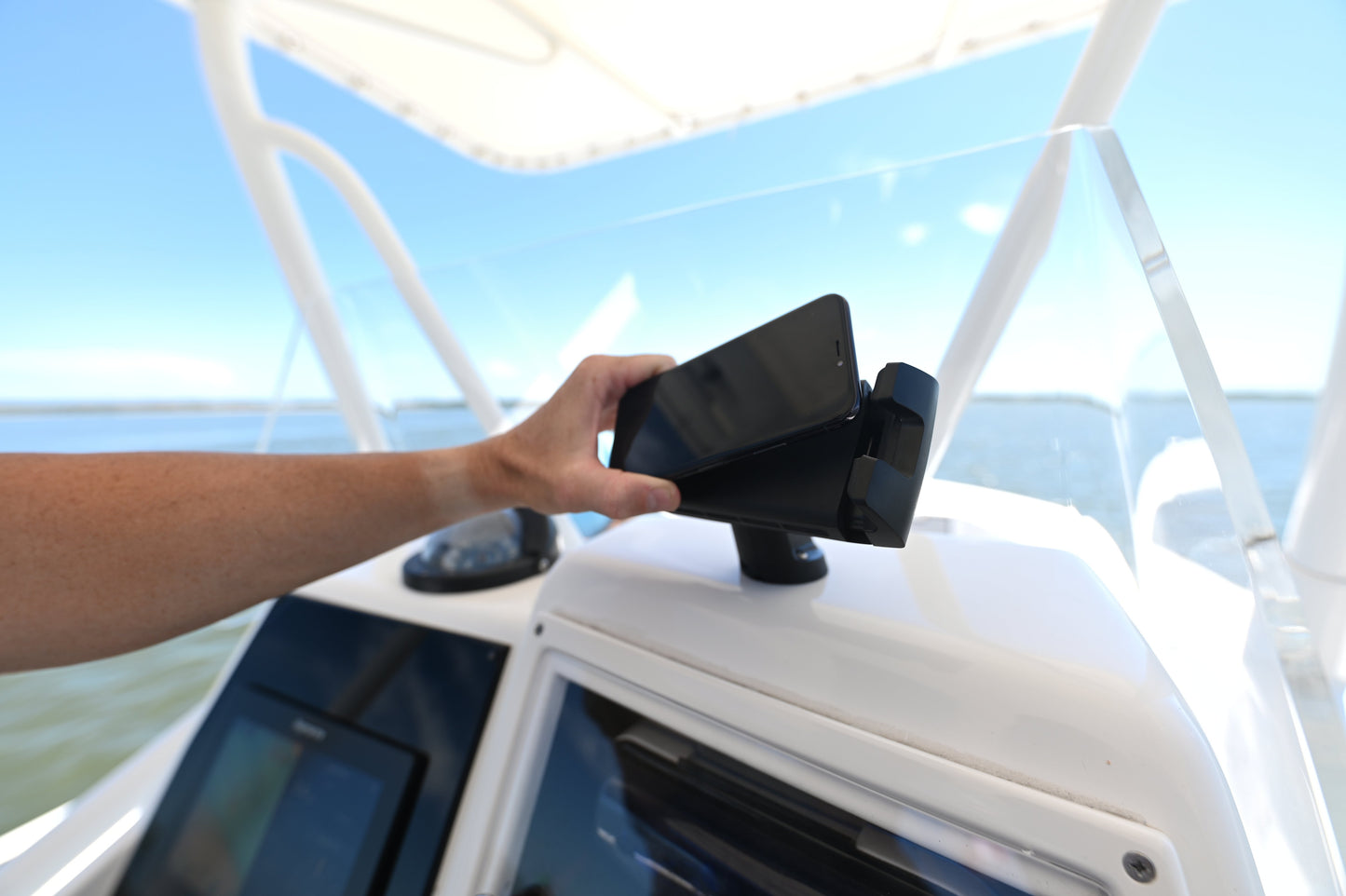 EDGE ADJUSTABLE 12V / 24V WATERPROOF WIRELESS PHONE CHARGING MOUNT